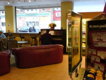 Person spelar piano