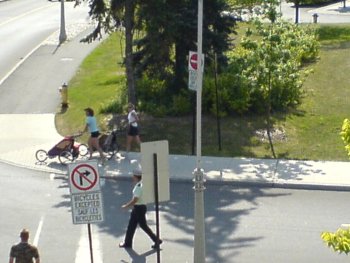 Två personer springer med barnvagnar